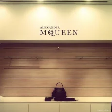 Магазин одежды Alexander McQueen фотография 1