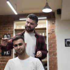 Мужская парикмахерская Friends Barbershop фотография 2