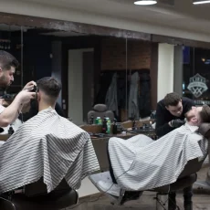 Мужская парикмахерская Friends Barbershop фотография 1